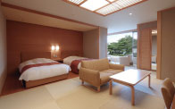 ห้องนอนเตียงคู่สไตล์ญี่ปุ่นที่มาพร้อมอ่างอาบน้ำที่สามารถมองเห็นวิวทิวทัศน์ได้้